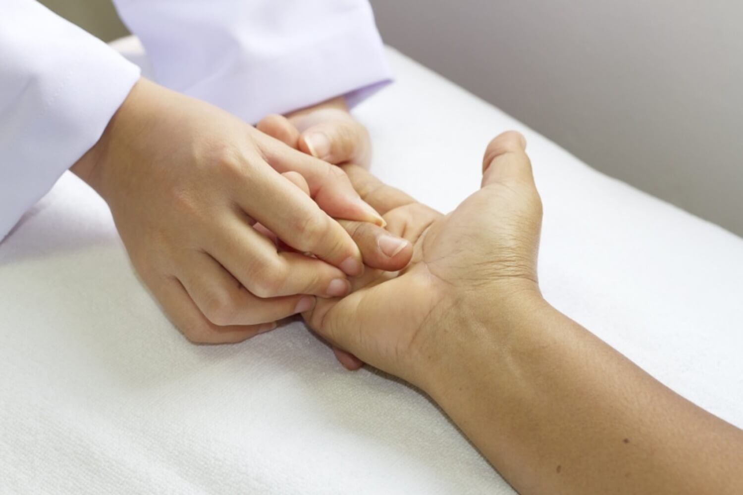 Почему отекают кисти рук: основные причины и способы лечения