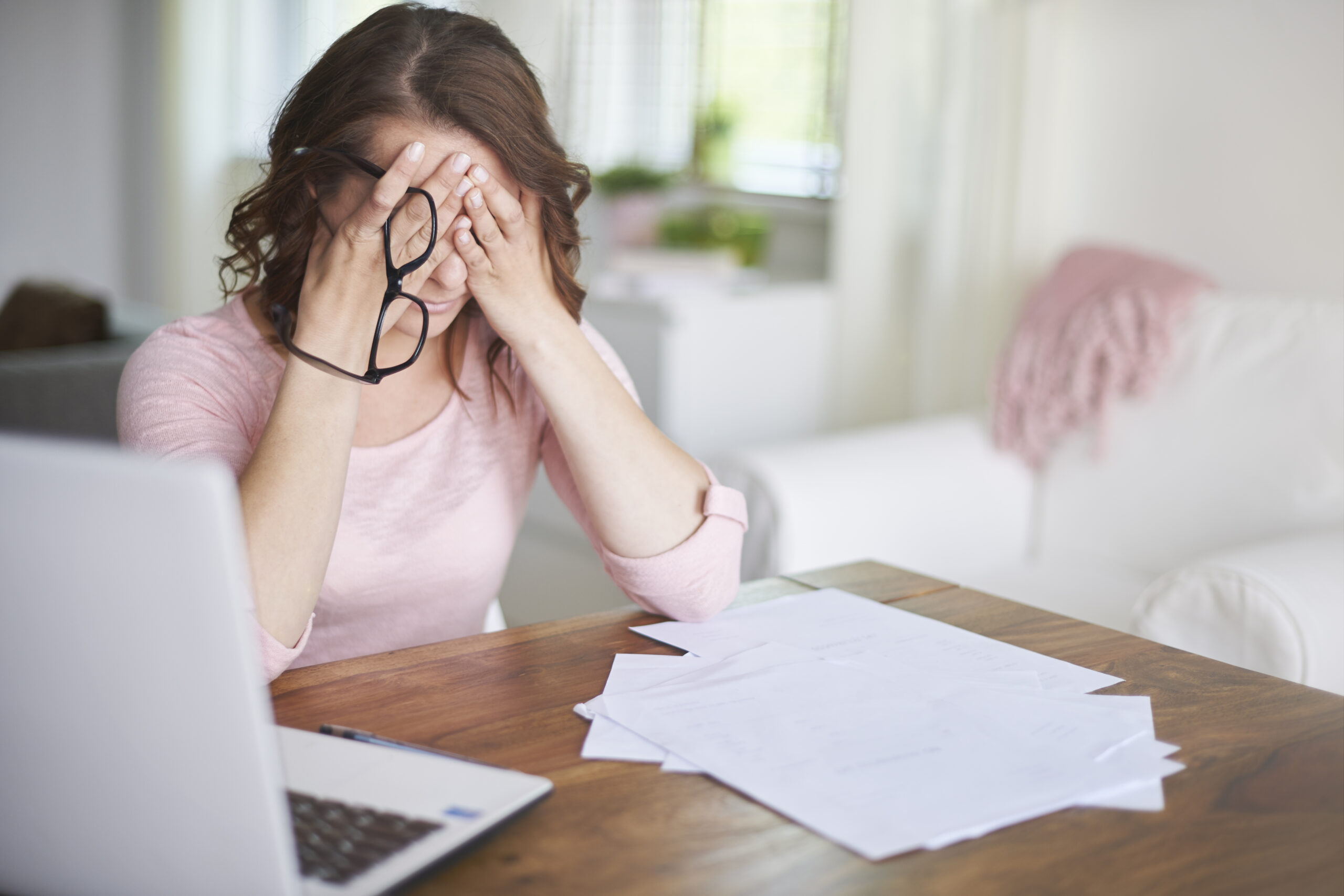 Почему отдыхать тяжелее, чем работать? О вине за безделье и хроническом напряжении 2 busy businesswoman working home office scaled