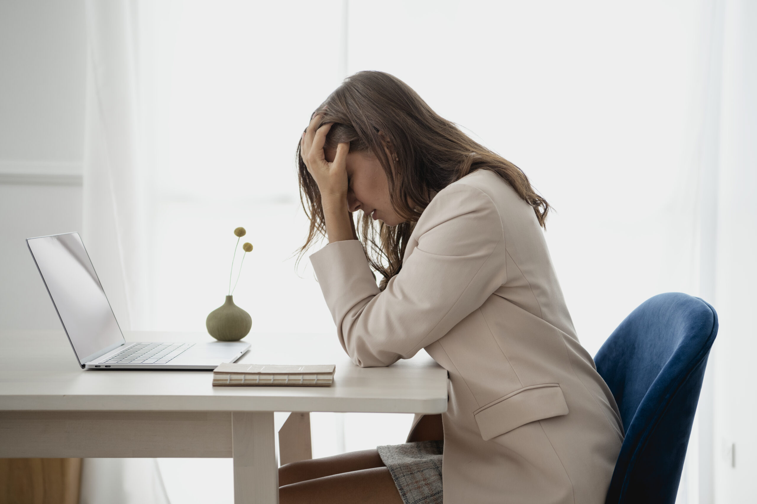 Почему отдыхать тяжелее, чем работать? О вине за безделье и хроническом напряжении 3 depressed businesswoman overwhelming with her work scaled